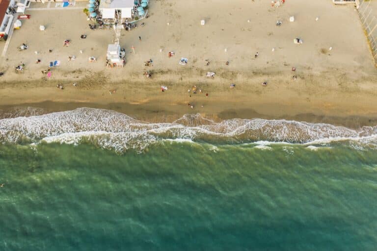 Plage avec mer et baigneurs vus d'en haut