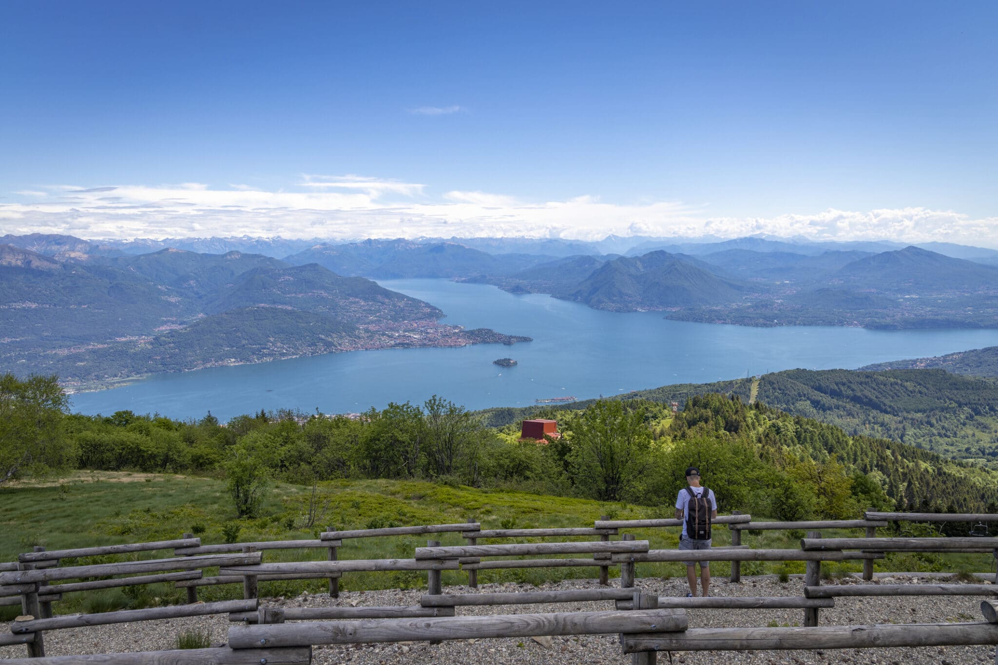 Vue panoramique sur le lac Majeur et les montagnes.