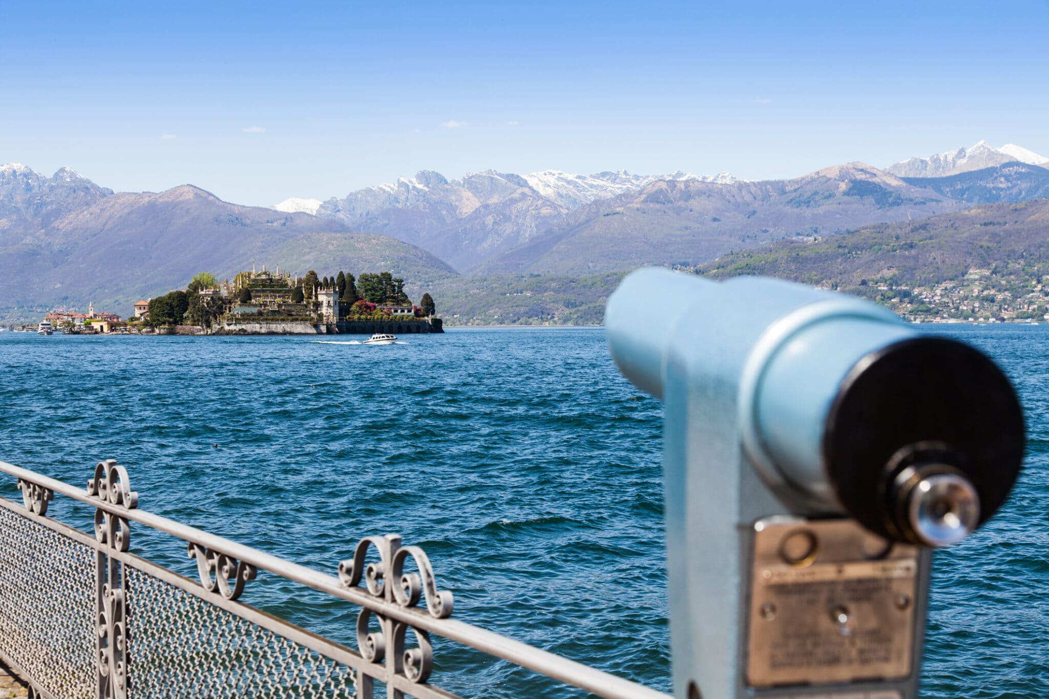 Vue du front de mer devant Isola Bella, la plus belle des trois îles Borromées