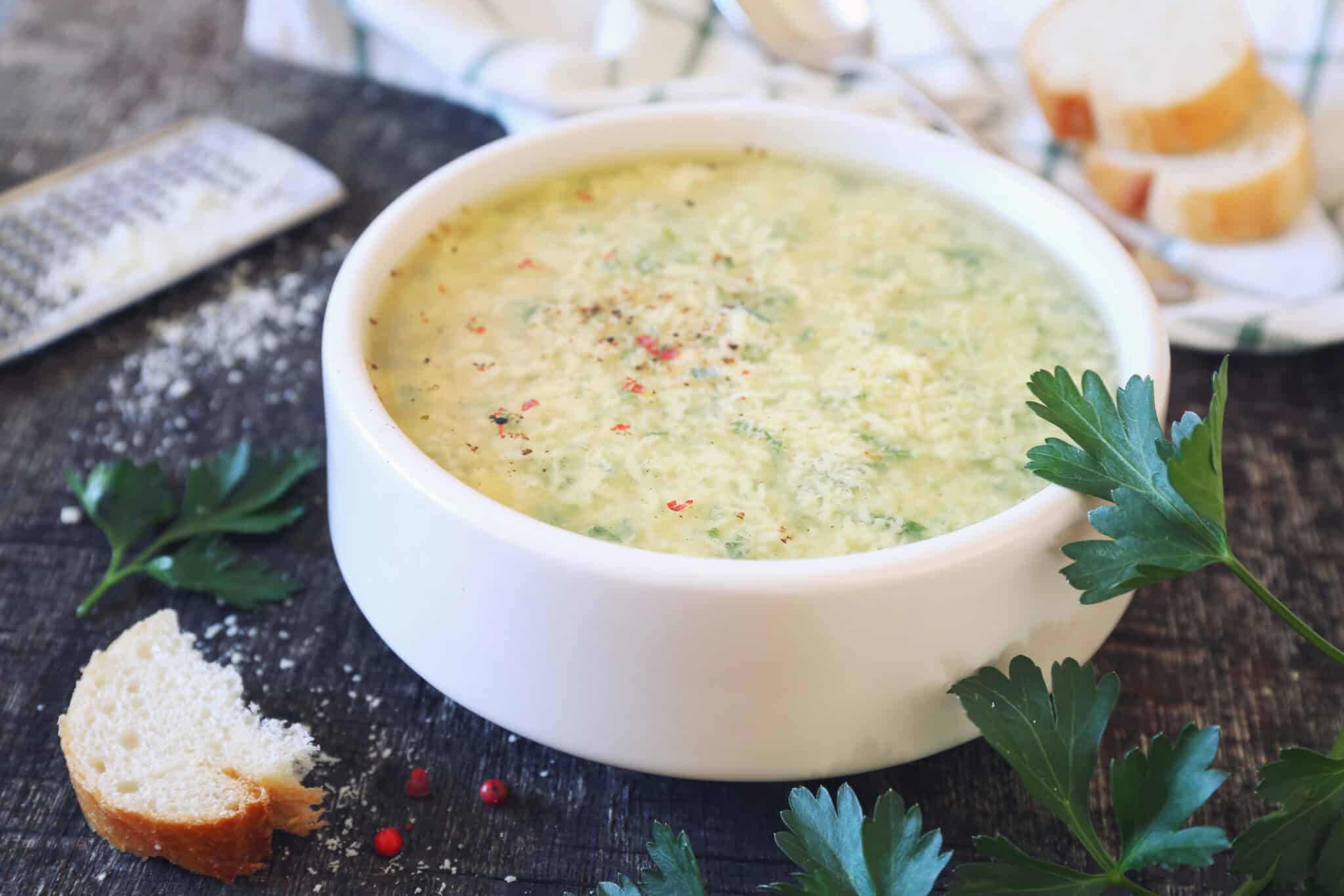 Soupe chaude avec pain et persil.