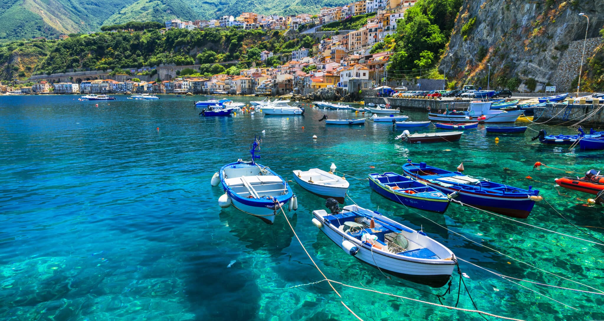 belle mer et lieux en calabre ville de scilla avec bateaux de pêche traditionnels