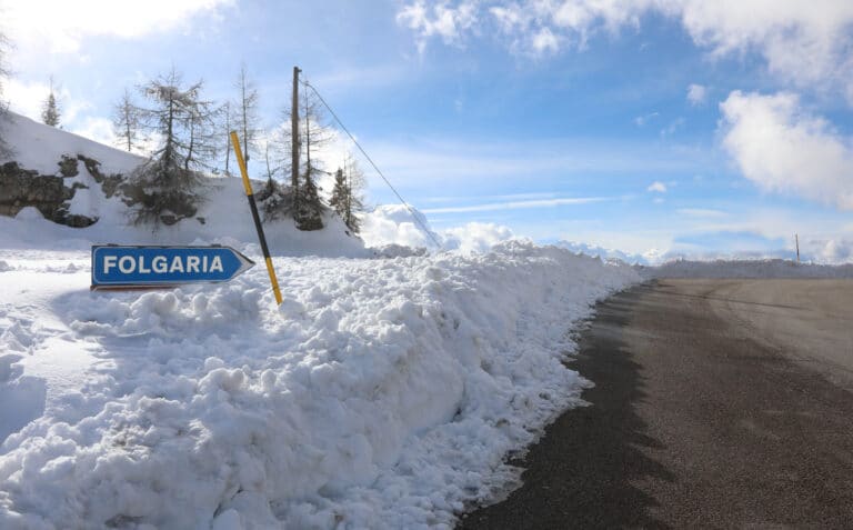 Straßenschild für Folgerien in Norditalien im Winter mit Schnee