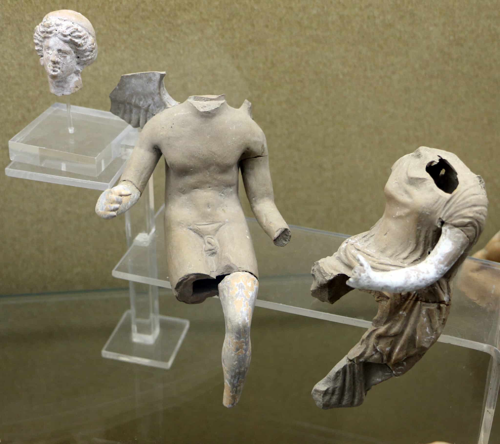 Figurines en céramique, provenant de la tombe d'agip à via bari (altamura)