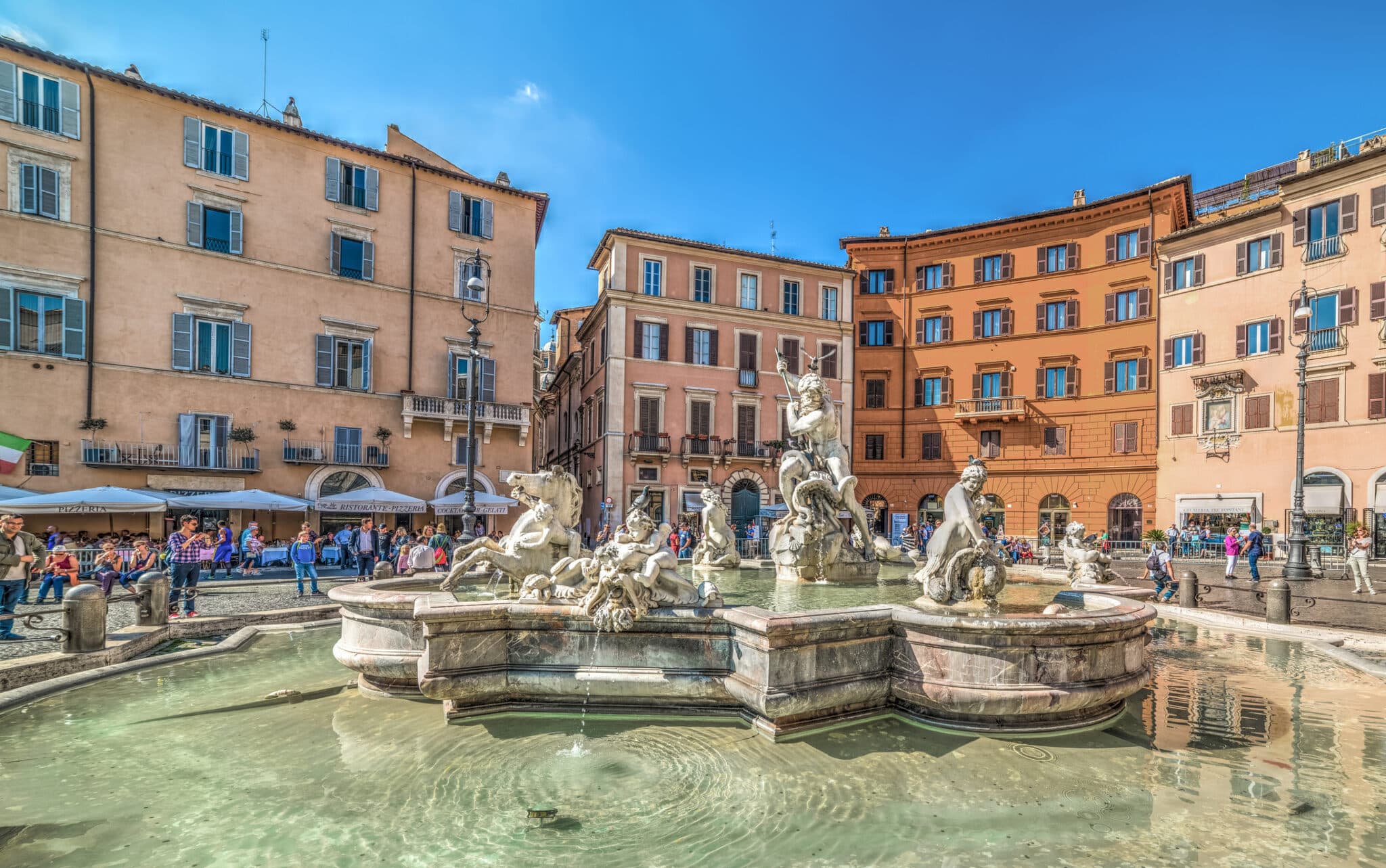 Fontaine et bâtiments bondés sur une place italienne ensoleillée