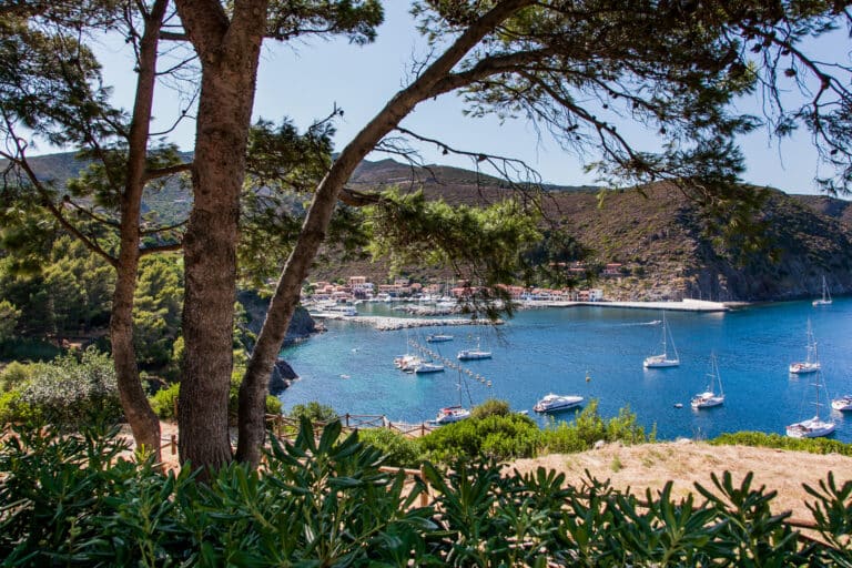 isla de capraia, parque nacional del archipiélago toscano, toscana, italia embarcaciones marinas