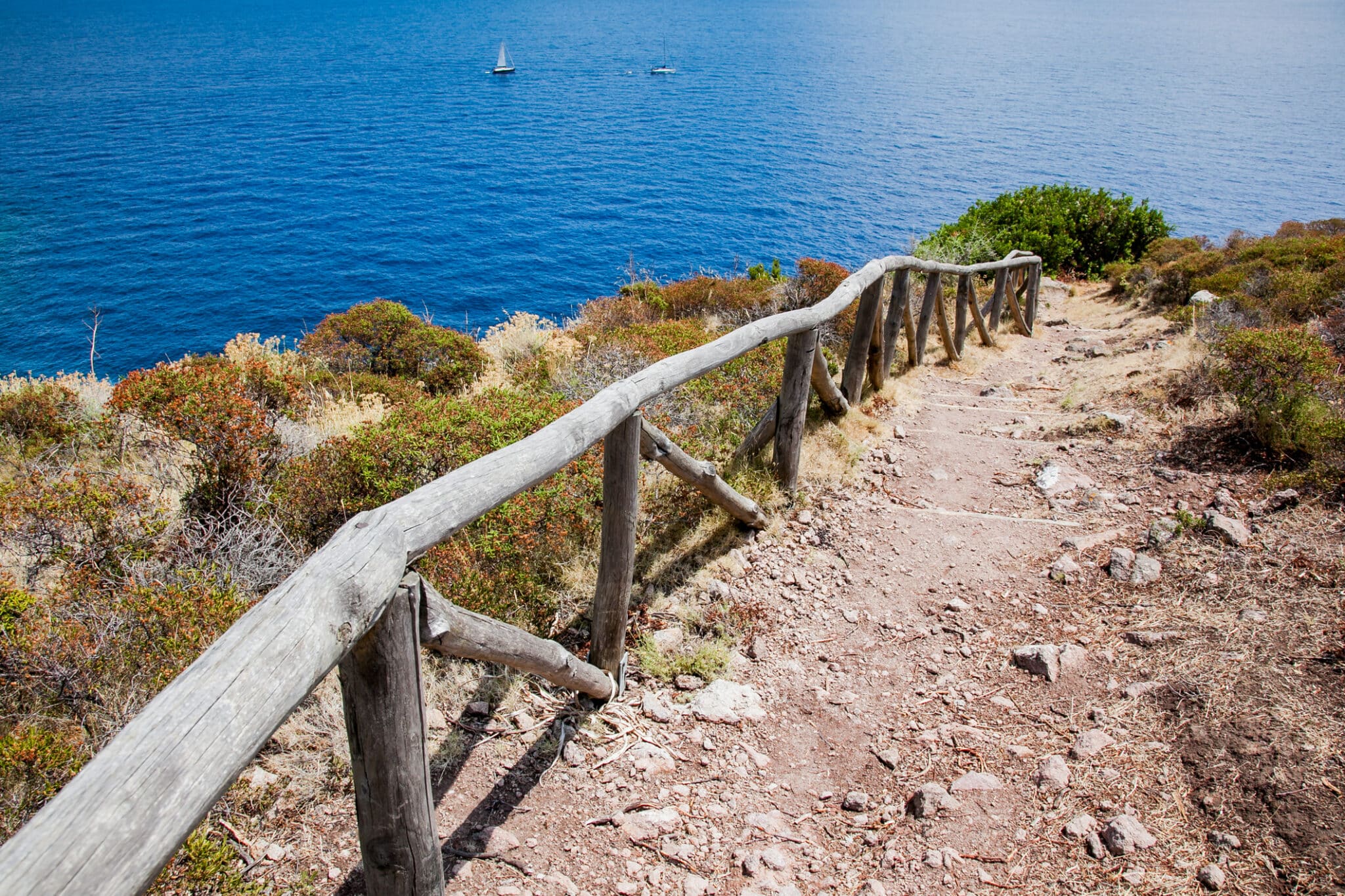 île de capraia, parc national de l'archipel toscan, toscane, italie chemin regan vers la baie de zurletto