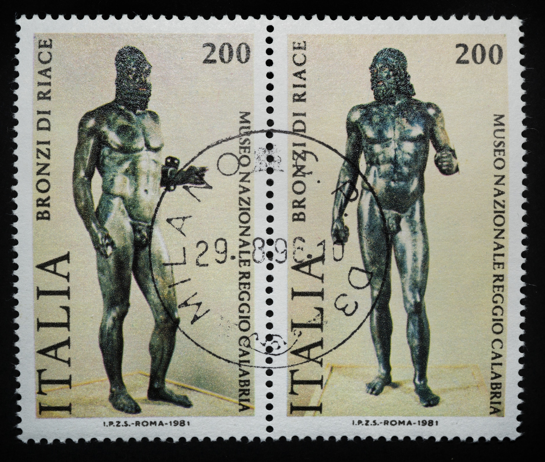 les statues des bronzes de riace sur un timbre-poste italien.