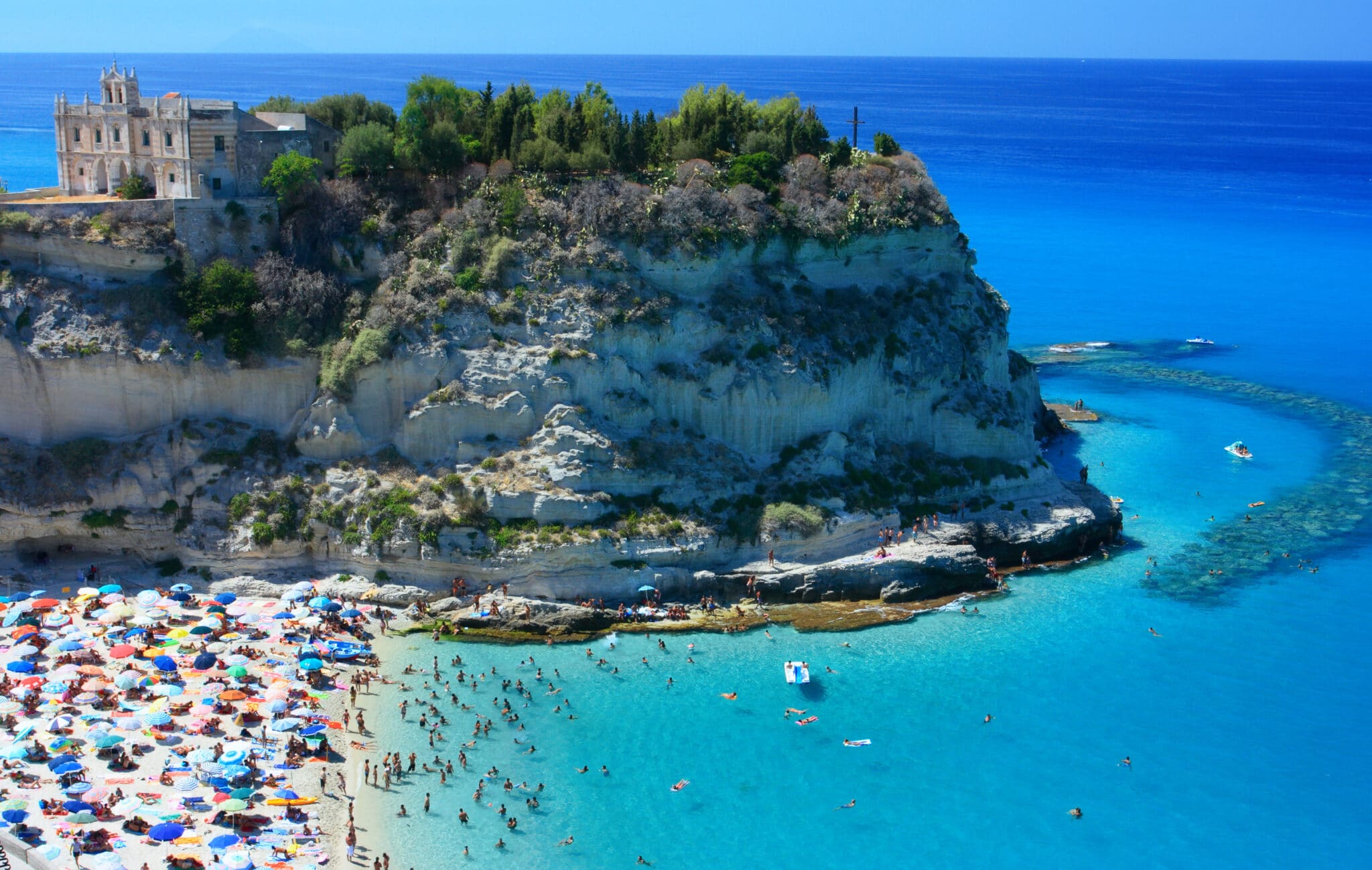 péninsule de tropea avec plage. paysage panoramique avec plage et péninsule de tropea