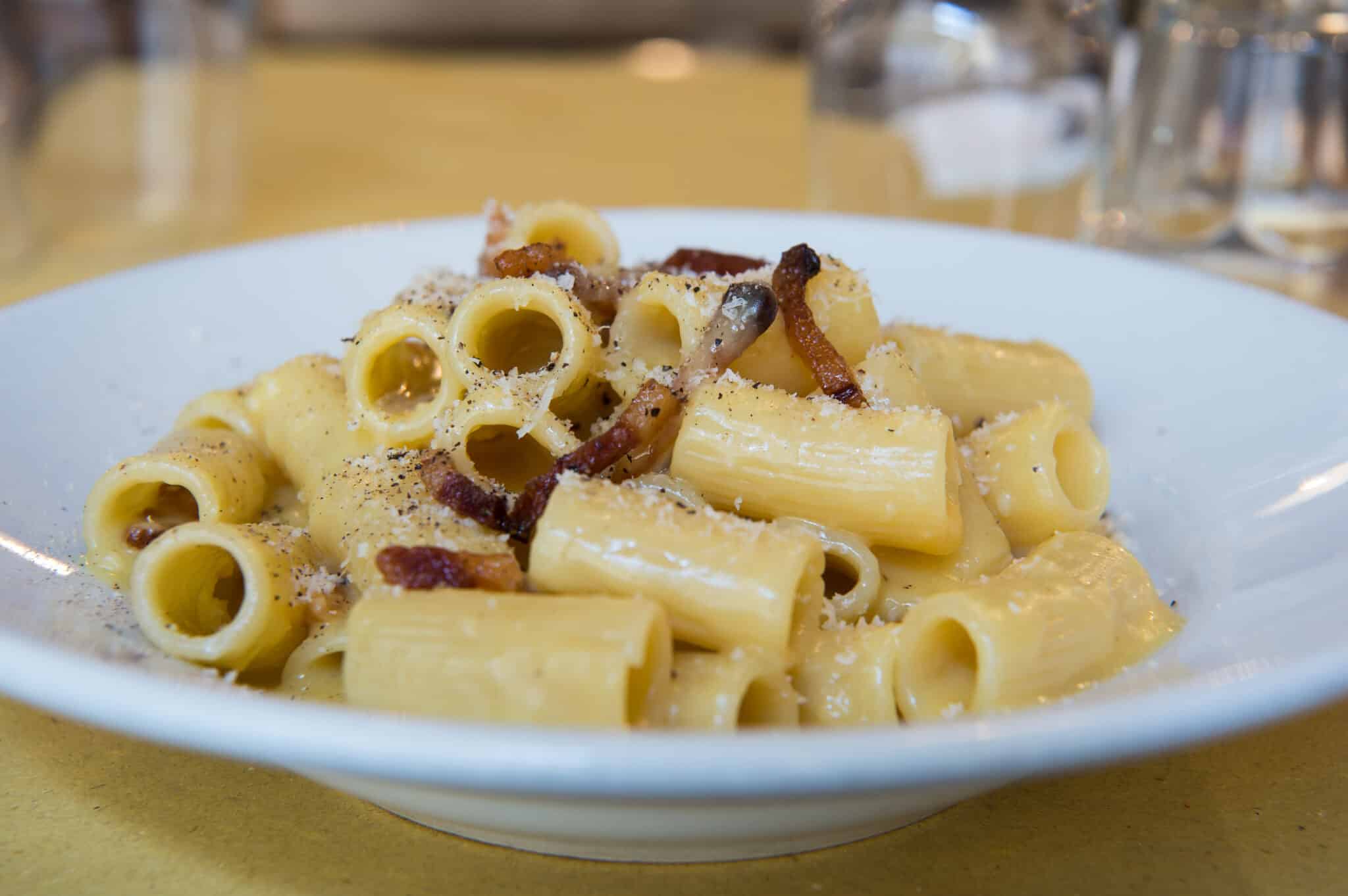 Plat carbonara au bacon et au poivre