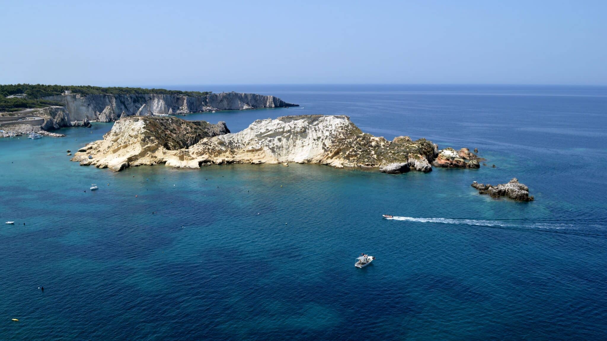 ein Blick auf die Insel Capraia von der nahe gelegenen Insel San Nicola aus.