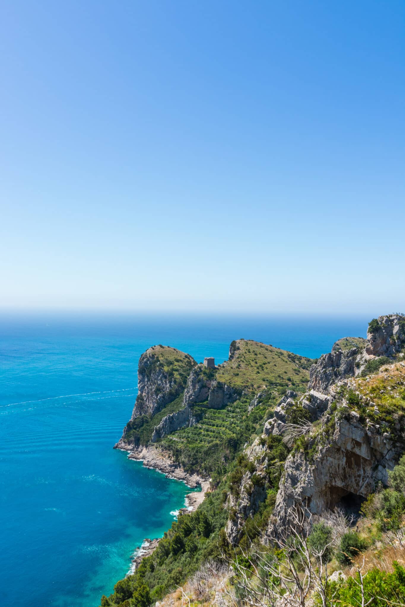 Falaises vertes surplombant la mer bleue