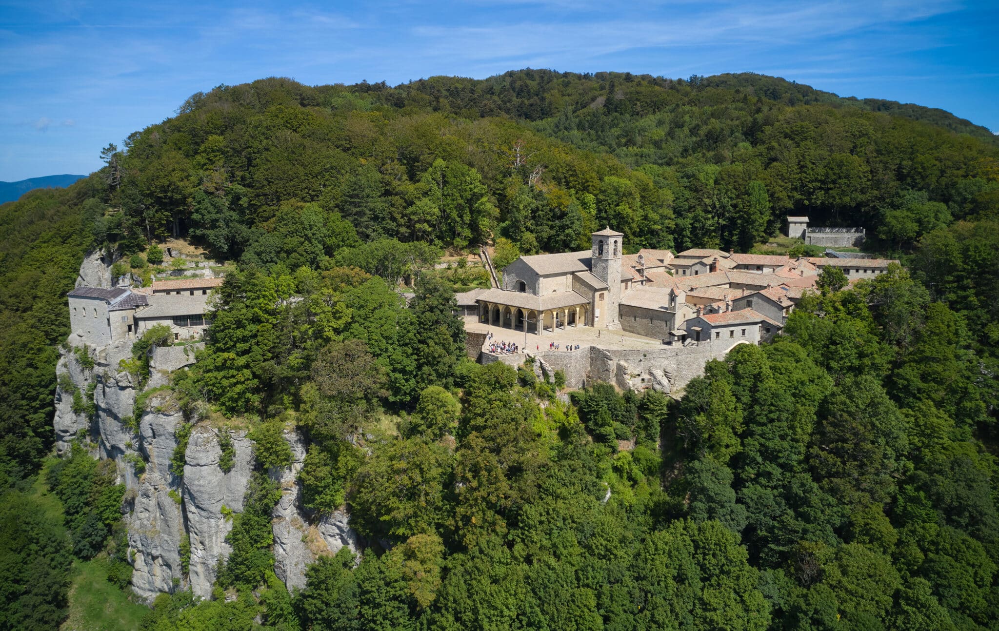 Ermitage de Camaldoli au milieu de la forêt.