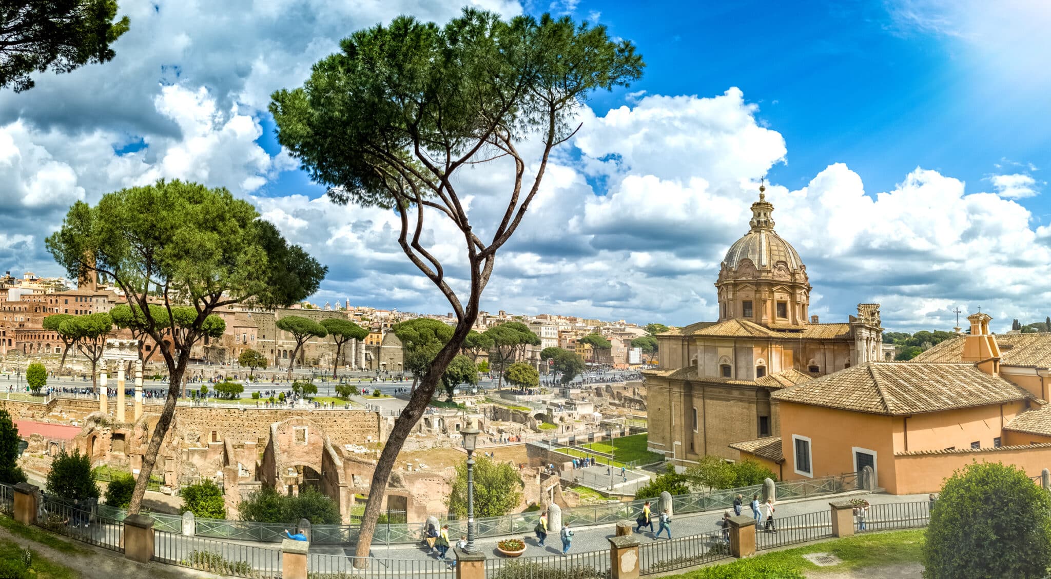 Vue panoramique du Forum romain sous un ciel bleu