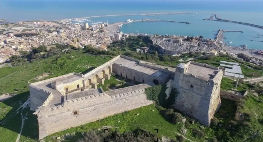 Licata,cosa vedere a Licata,spiagge di Licata,monumenti storici Licata,centro storico Licata,gastronomia siciliana,escursioni Sicilia,Valle dei Templi,Castel Sant&#039;Angelo,Faro di Licata