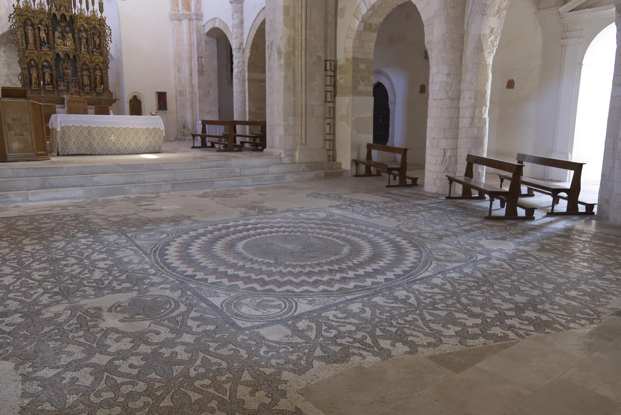 Interno chiesa con pavimento a mosaico elaborato