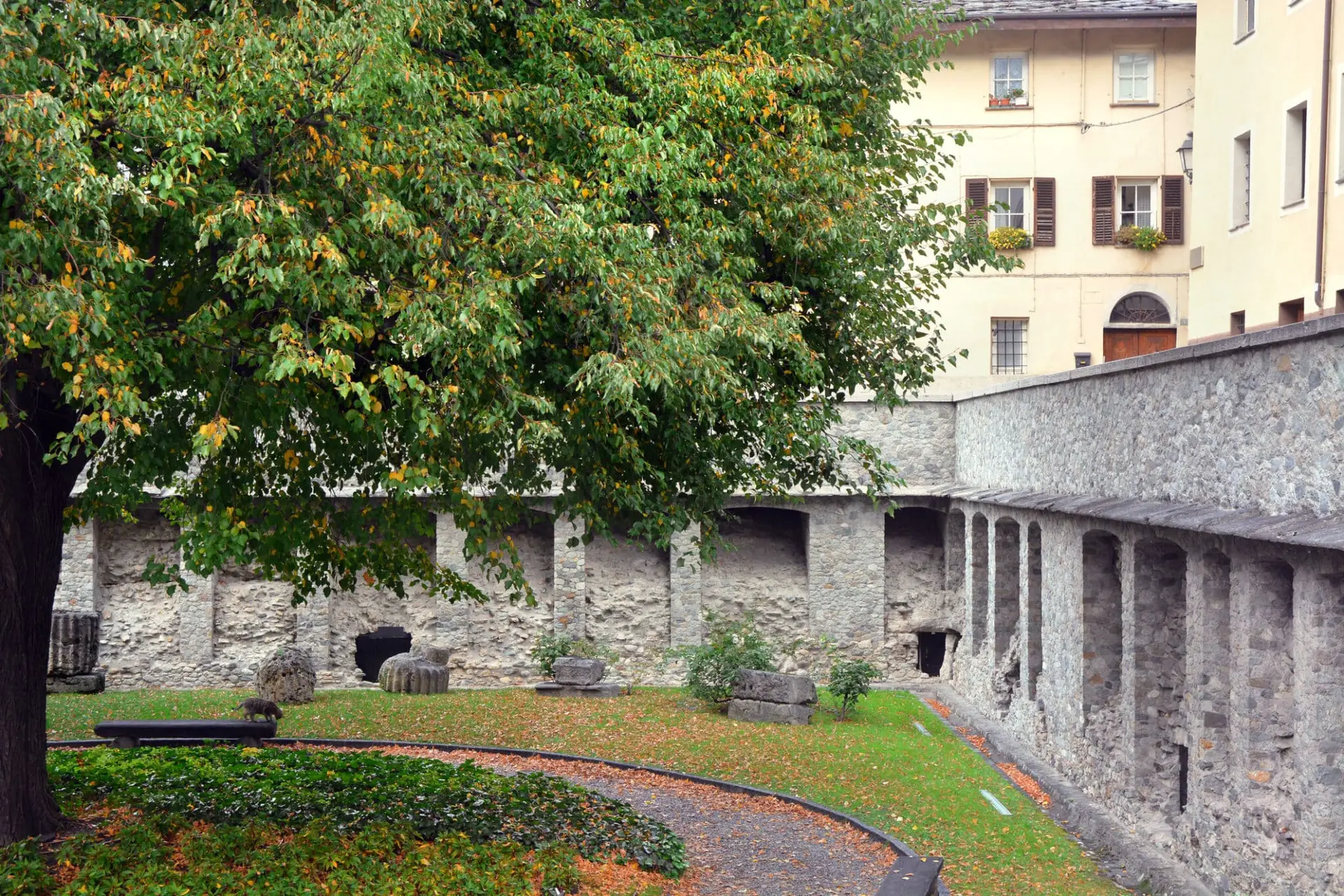 Giardino storico con alberi e muri in pietra