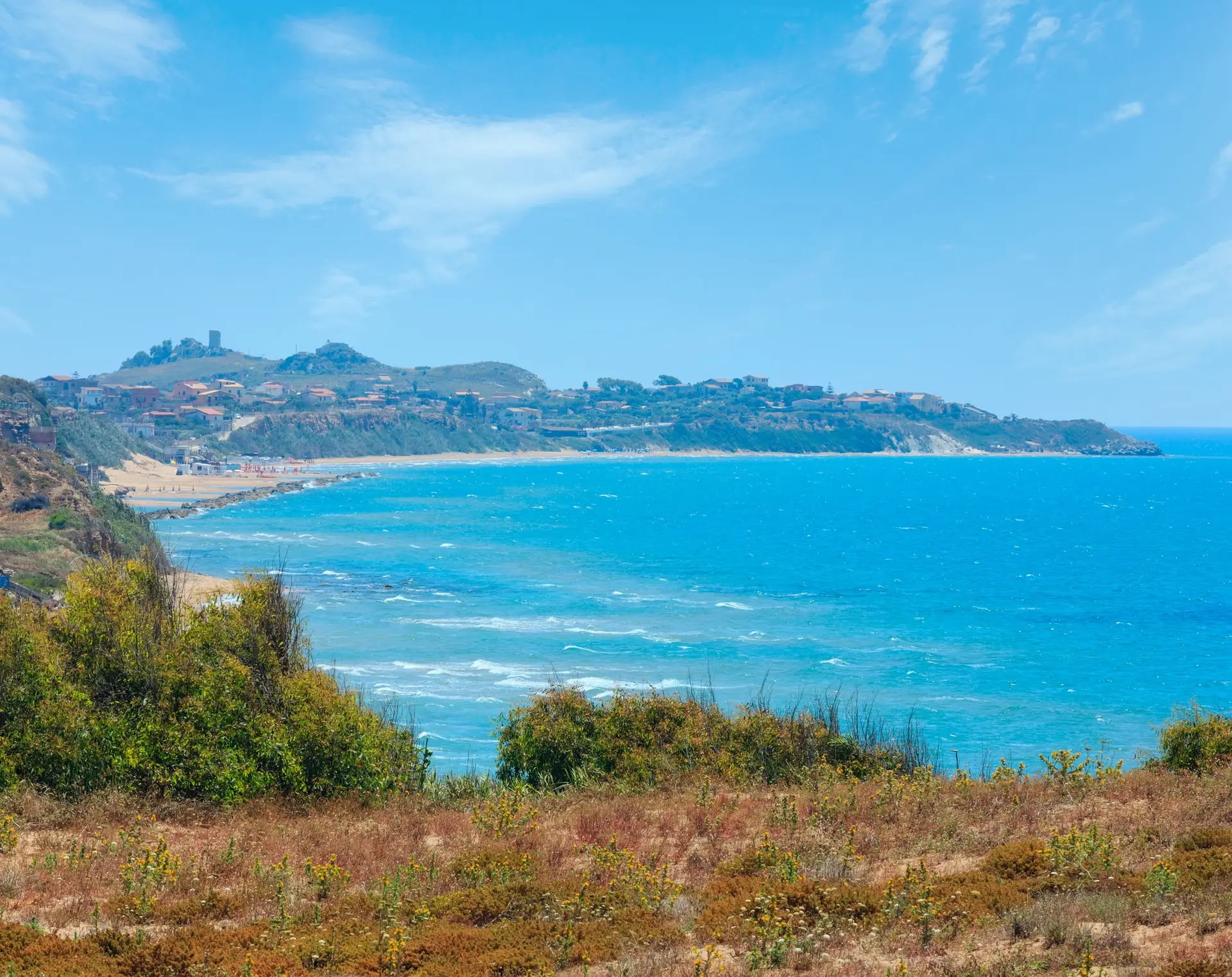 Panorama di una costa italiana con mare azzurro