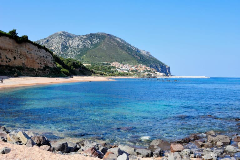 Plage, mer cristalline et montagnes, Italie