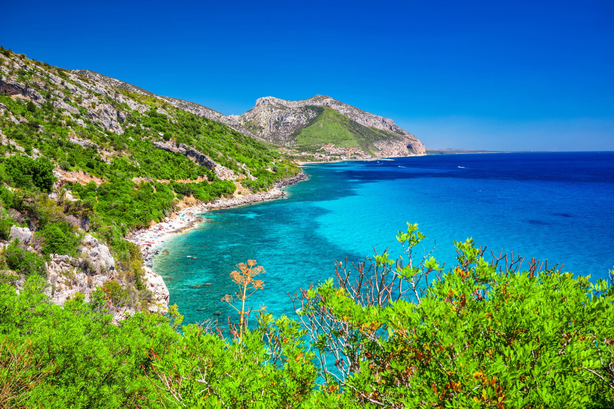 Côte méditerranéenne avec montagnes et mer turquoise