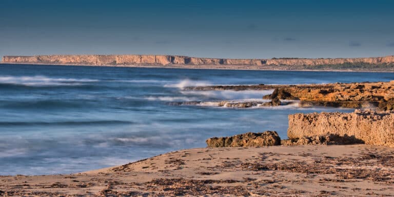 Costa rocosa con mar gruesa al amanecer