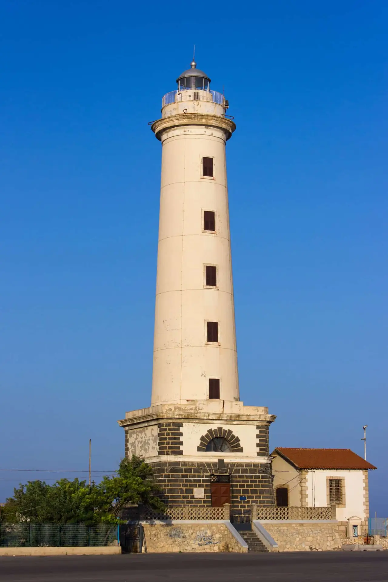 Faro bianco su cielo azzurro