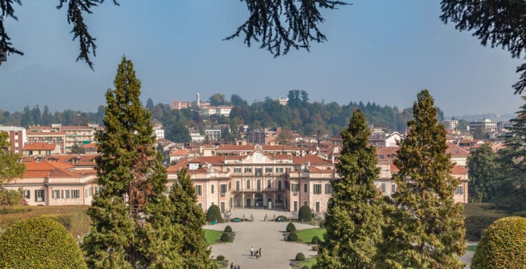 Palacio histórico con jardín en una ciudad italiana