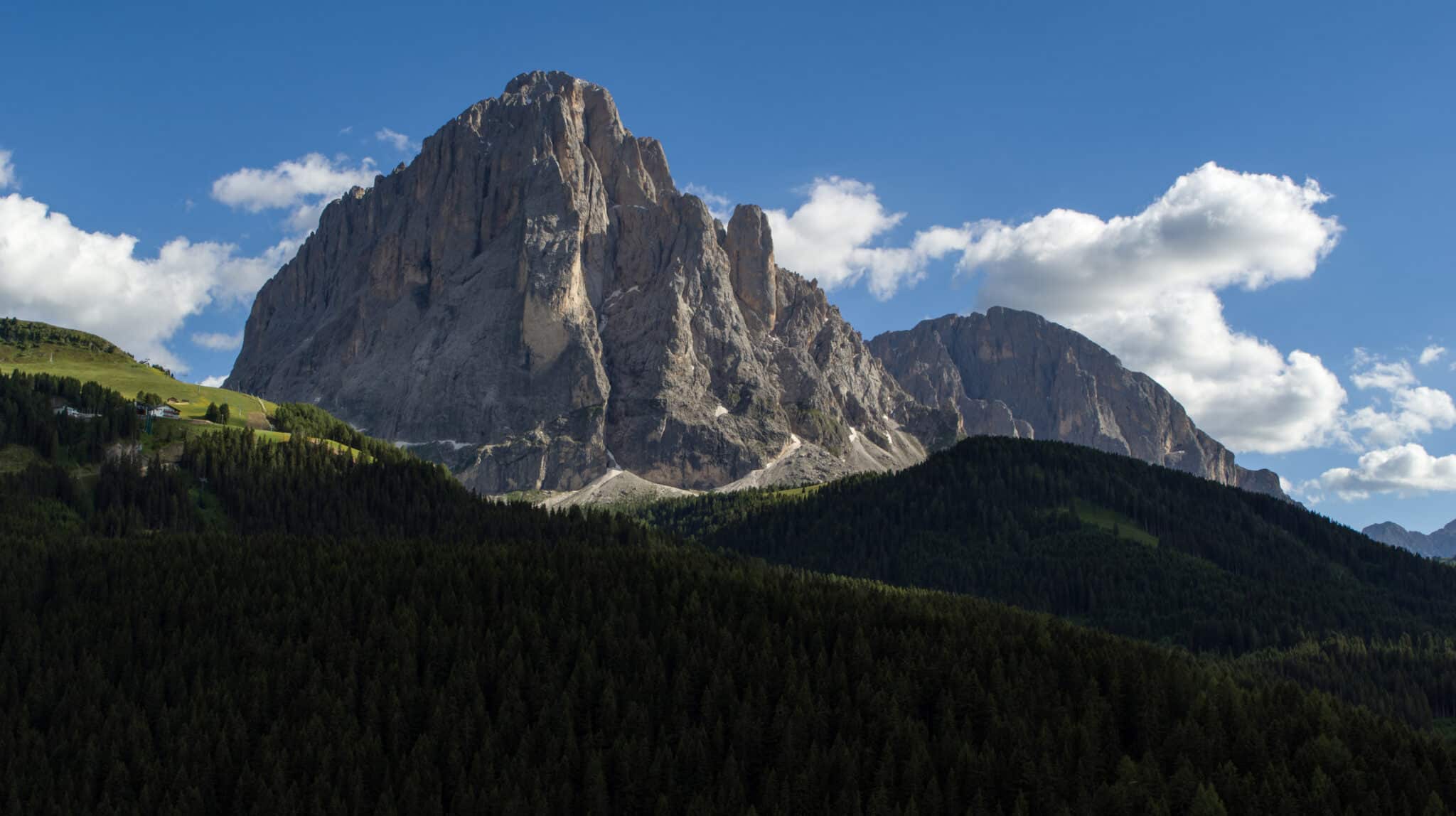 Montagna rocciosa imponente sopra foresta verde