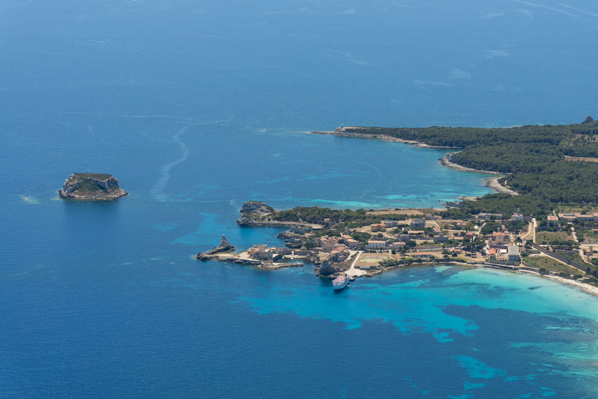 Vista aerea di costa e isole del Mediterraneo