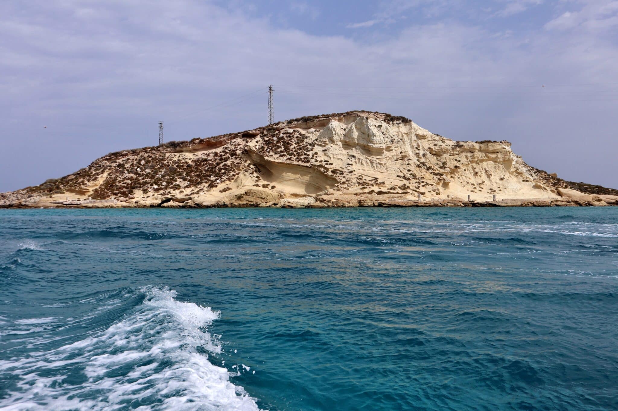 Isola rocciosa vista dal mare blu scuro