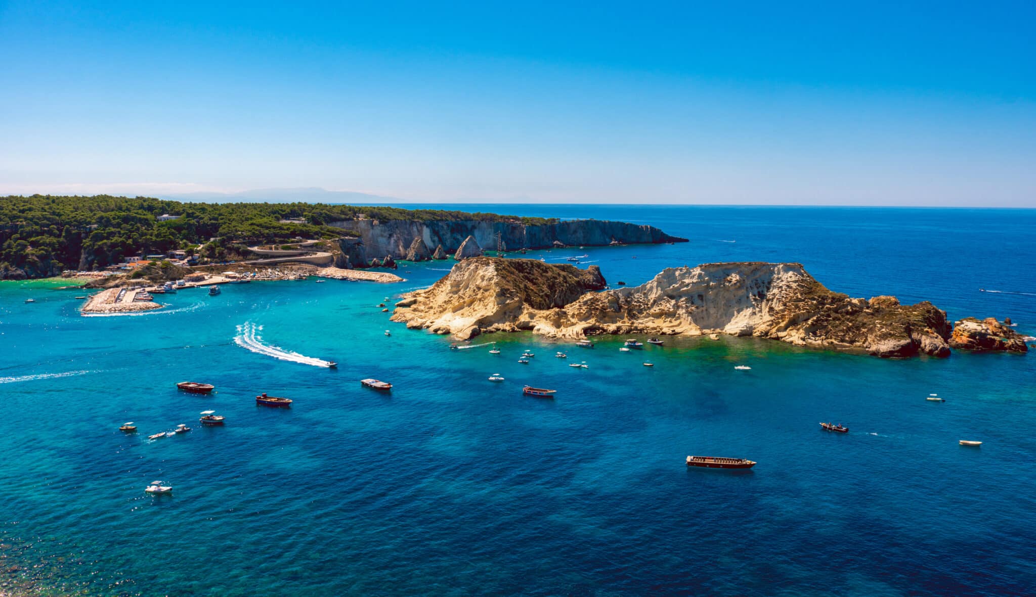 Cala idilliaca con barche e scogliere in Italia