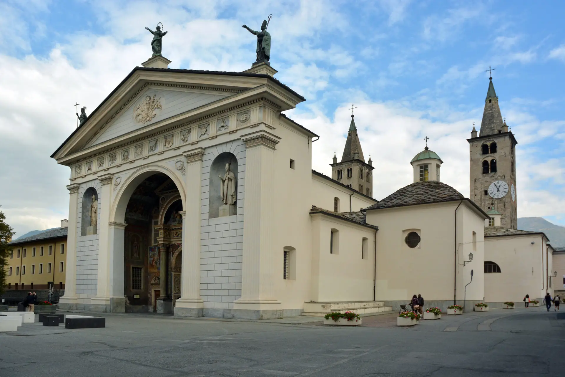 Chiesa storica con campanile in piazza tranquilla