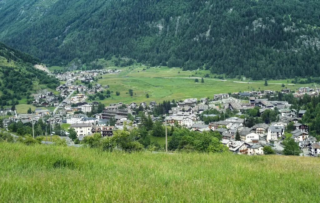 Paysage de montagne avec village alpin luxuriant