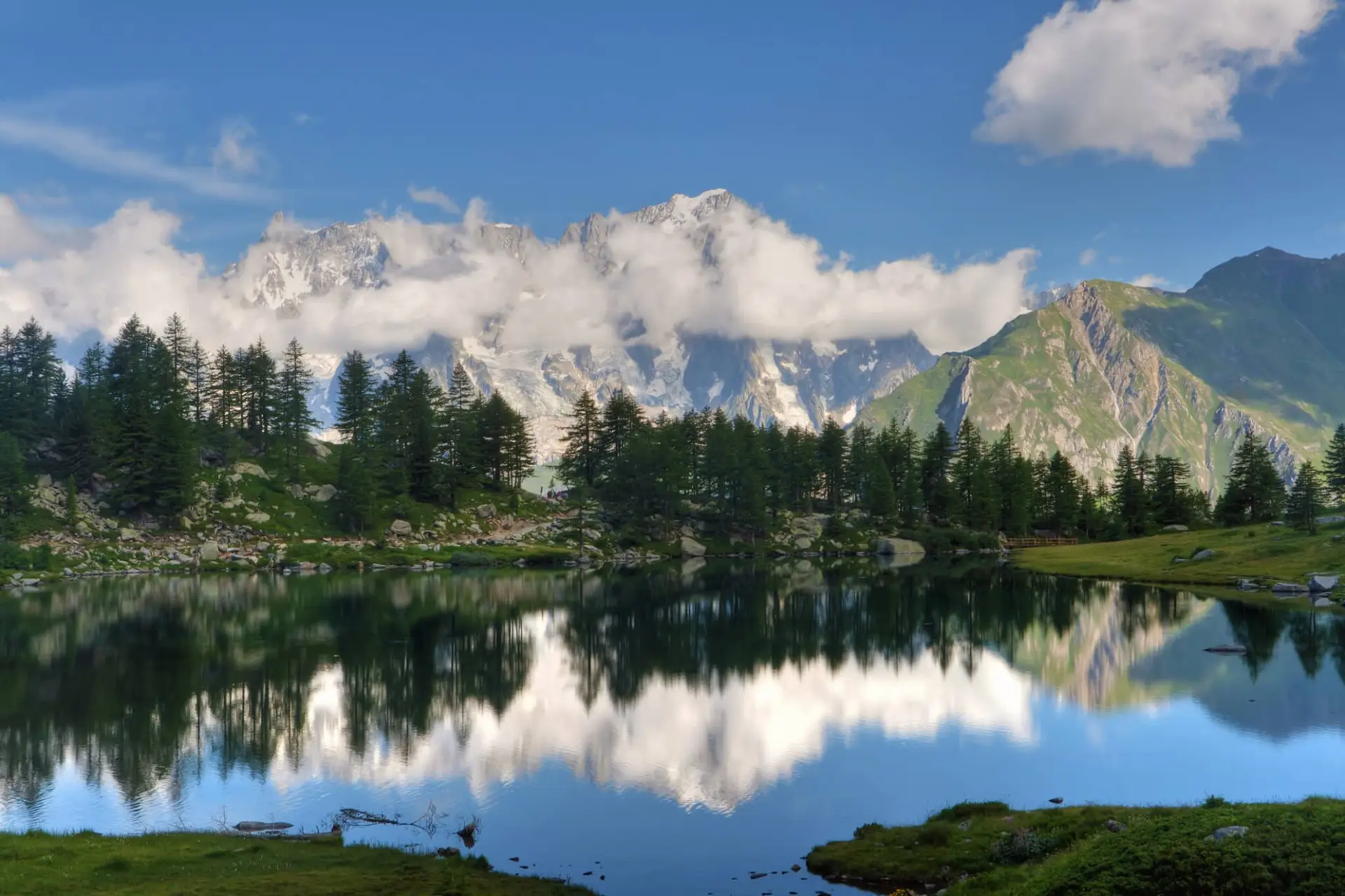 Montagne riflettenti su lago alpino sereno