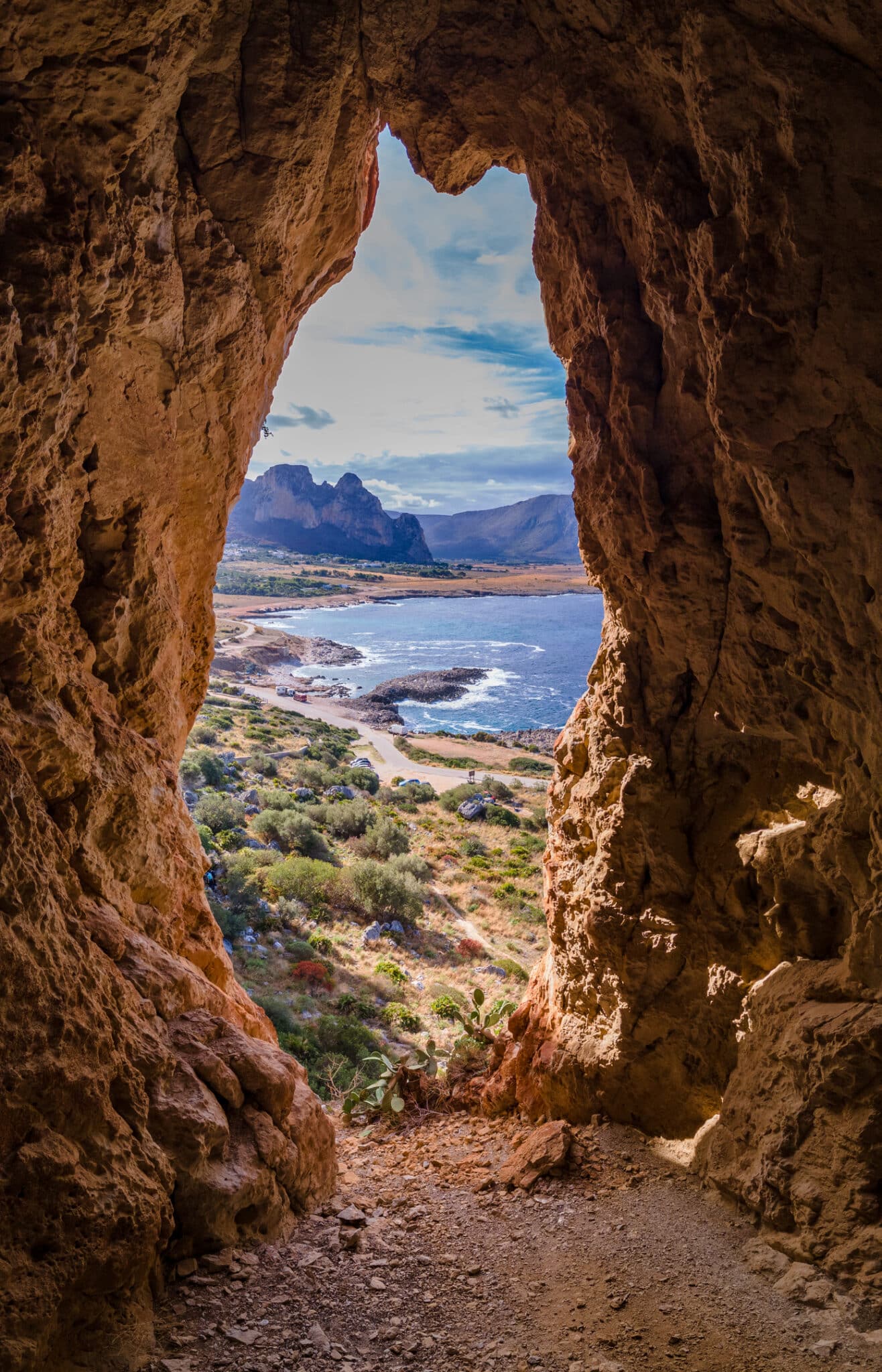 Vista dal cuore di una grotta sul mare