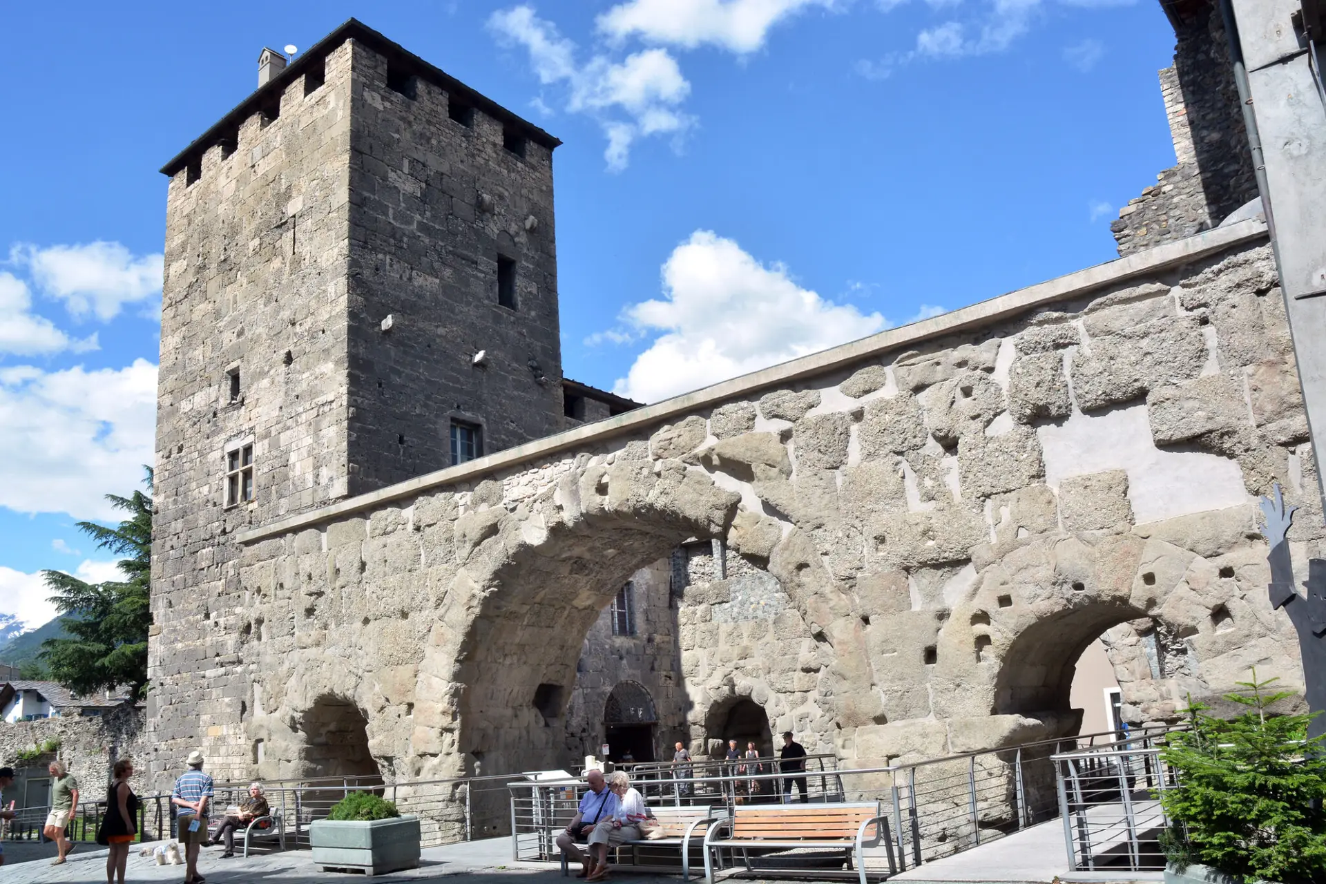 Torre antica con arco pietra in giorno soleggiato