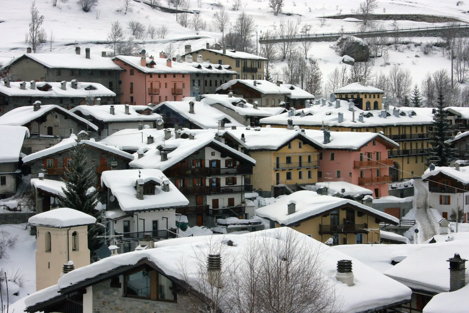 Villaggio innevato con case colorate e tetti coperti di neve