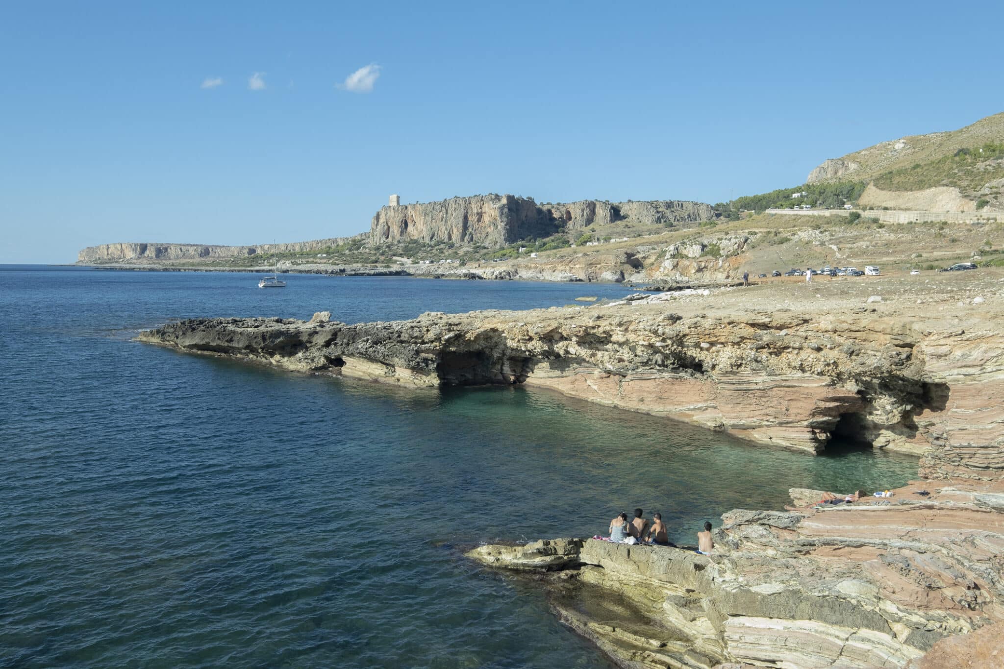 Costa rocciosa e mare cristallino in Italia