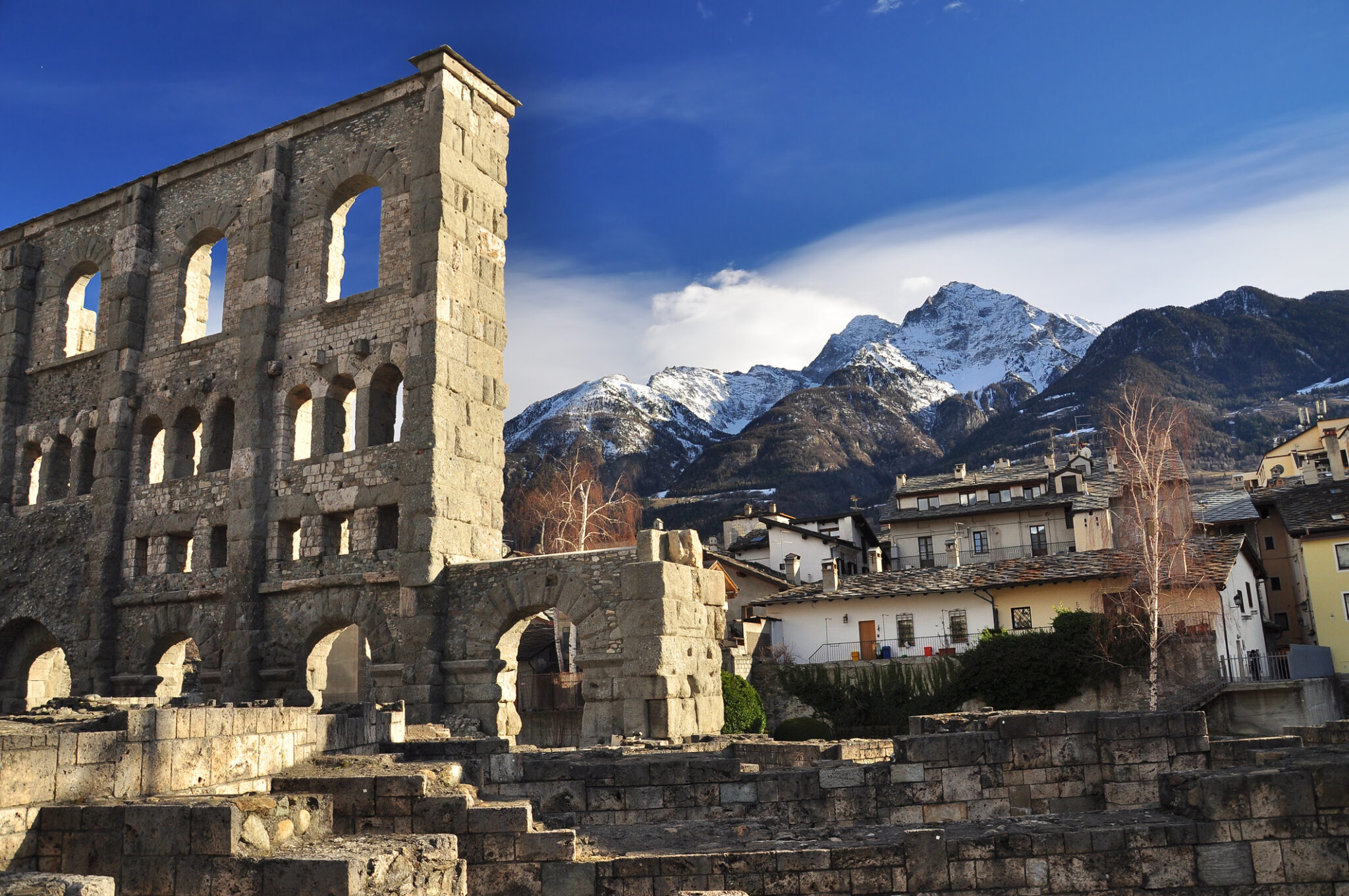 Teatro romano con montagne innevate, Aosta