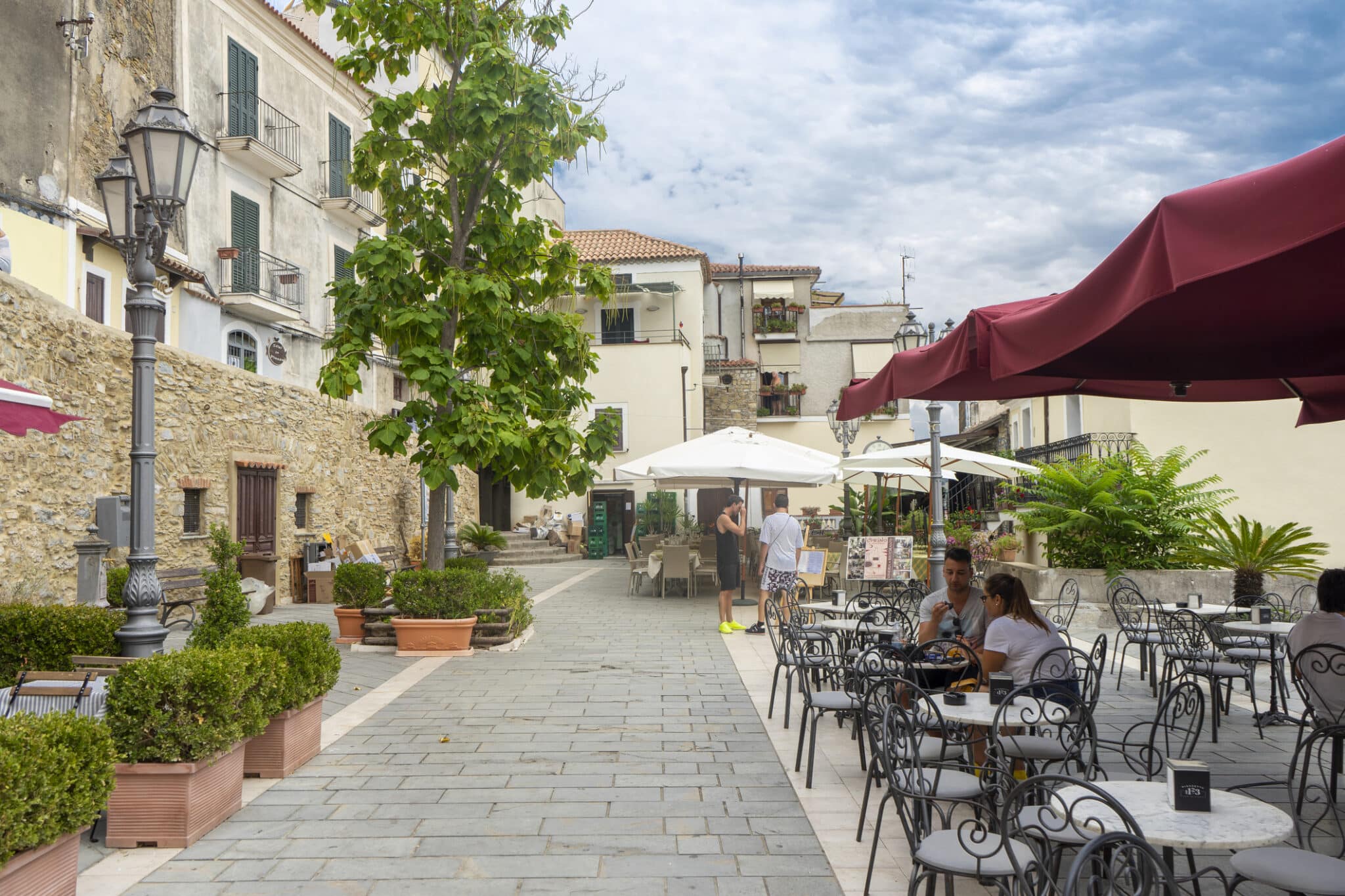 Pittoresco caffè all'aperto in cittadina mediterranea