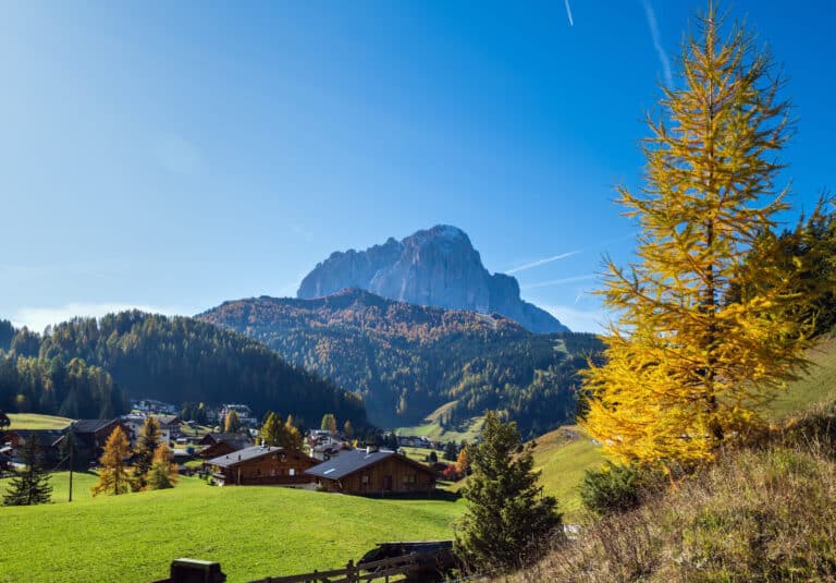 Village de montagne automnal avec montagne imposante