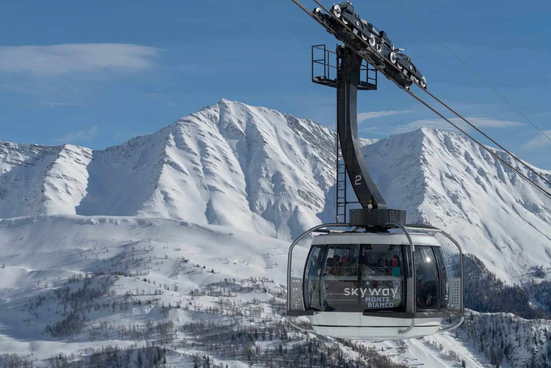 Funivia Skyway Monte Bianco su paesaggio innevato