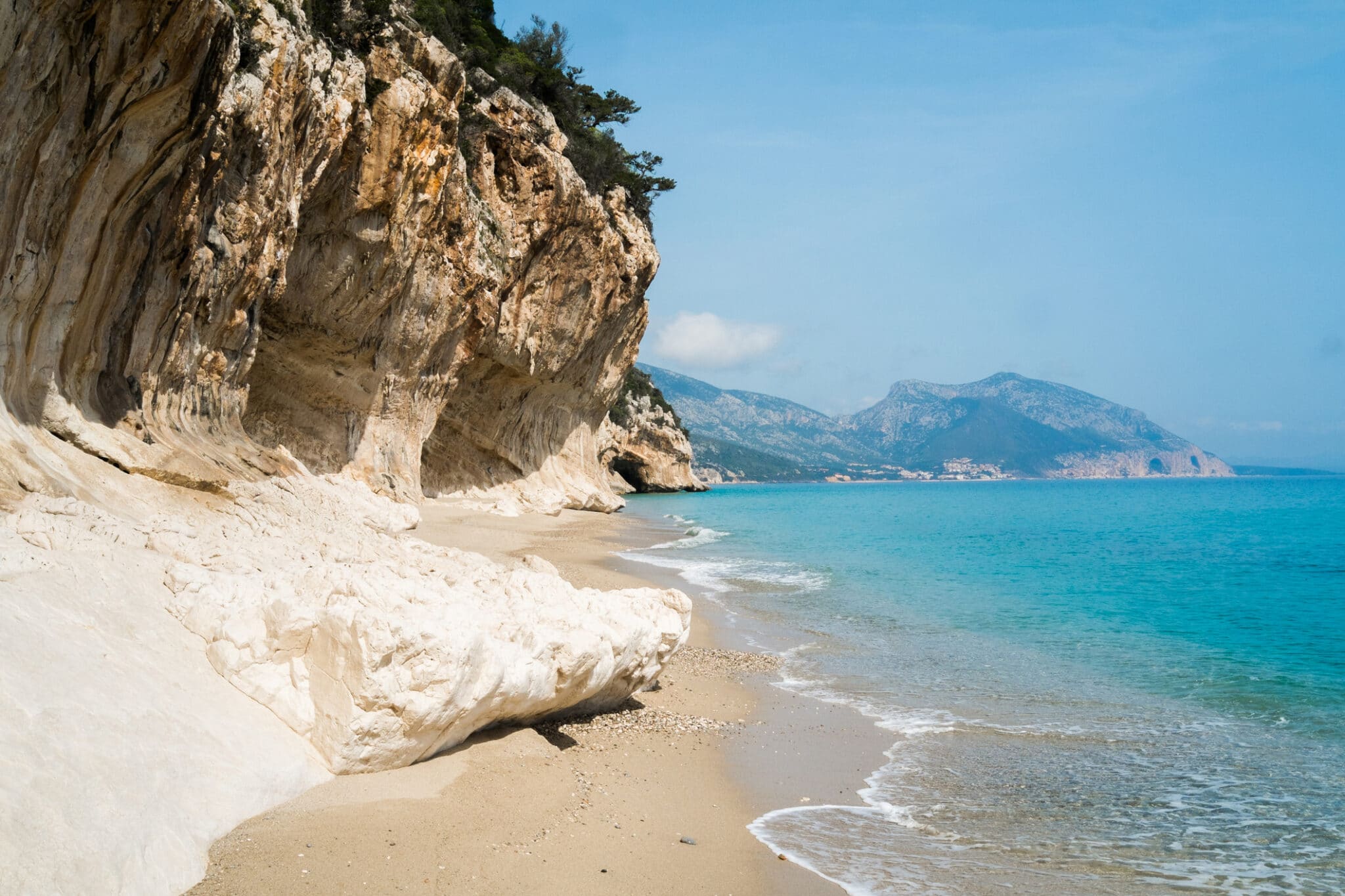 Falaises de calcaire sur la plage et mer bleue