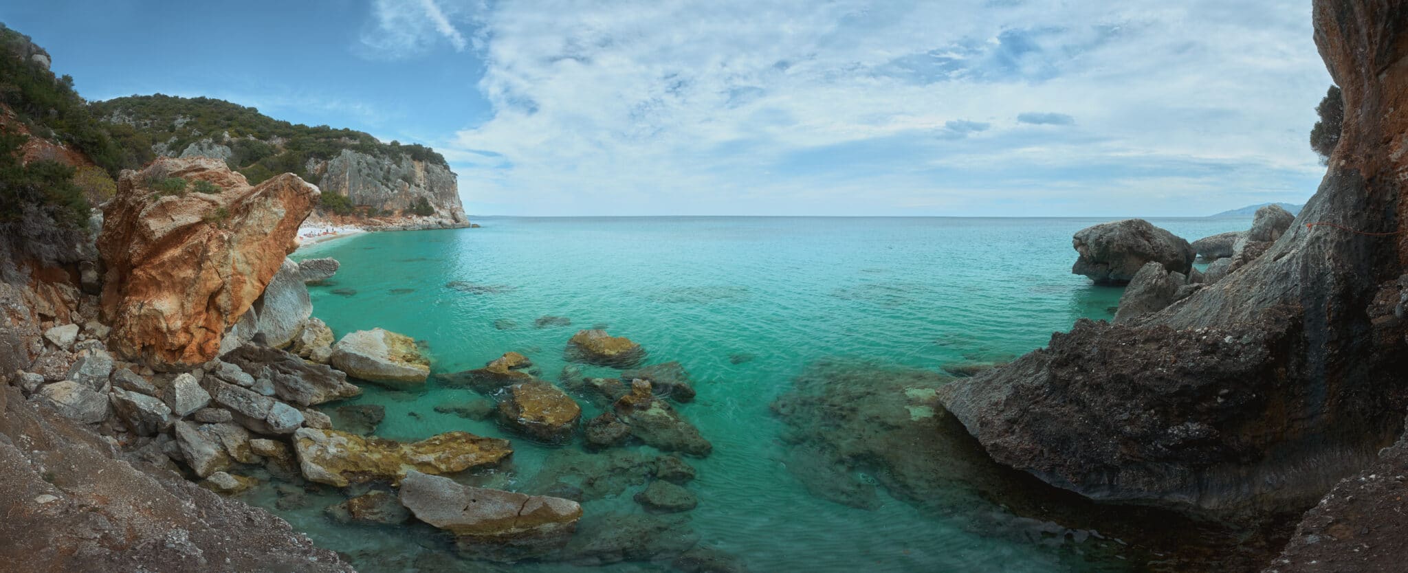 Côte rocheuse avec mer turquoise et ciel bleu