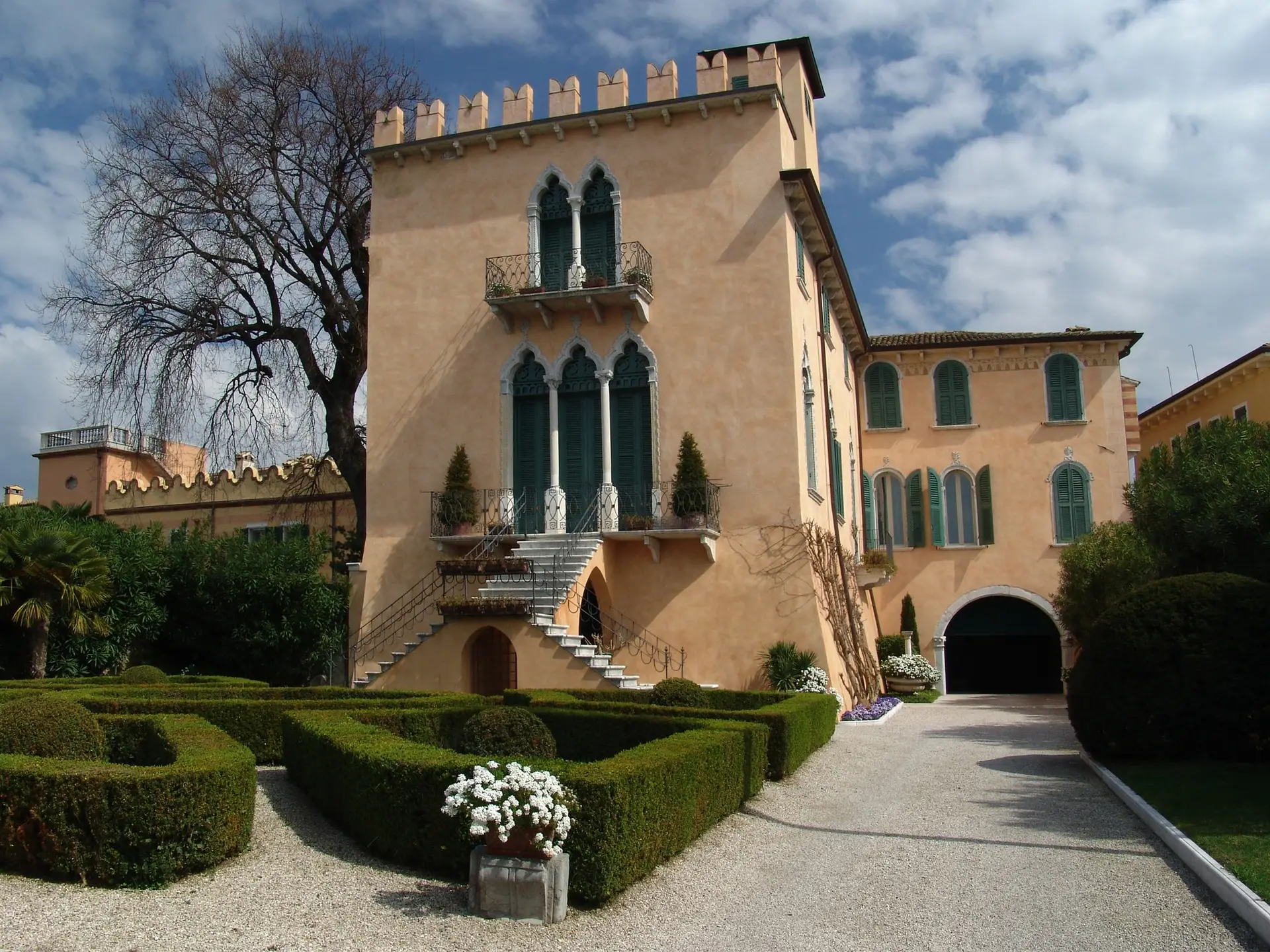 Villa storica italiana con giardino ben curato