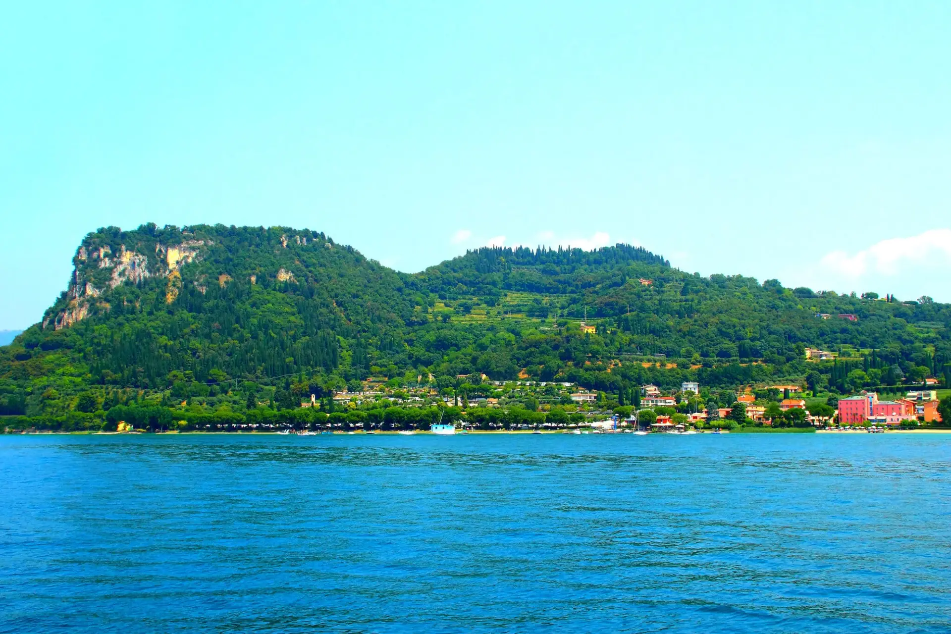 Panorama del lago di Garda in estate