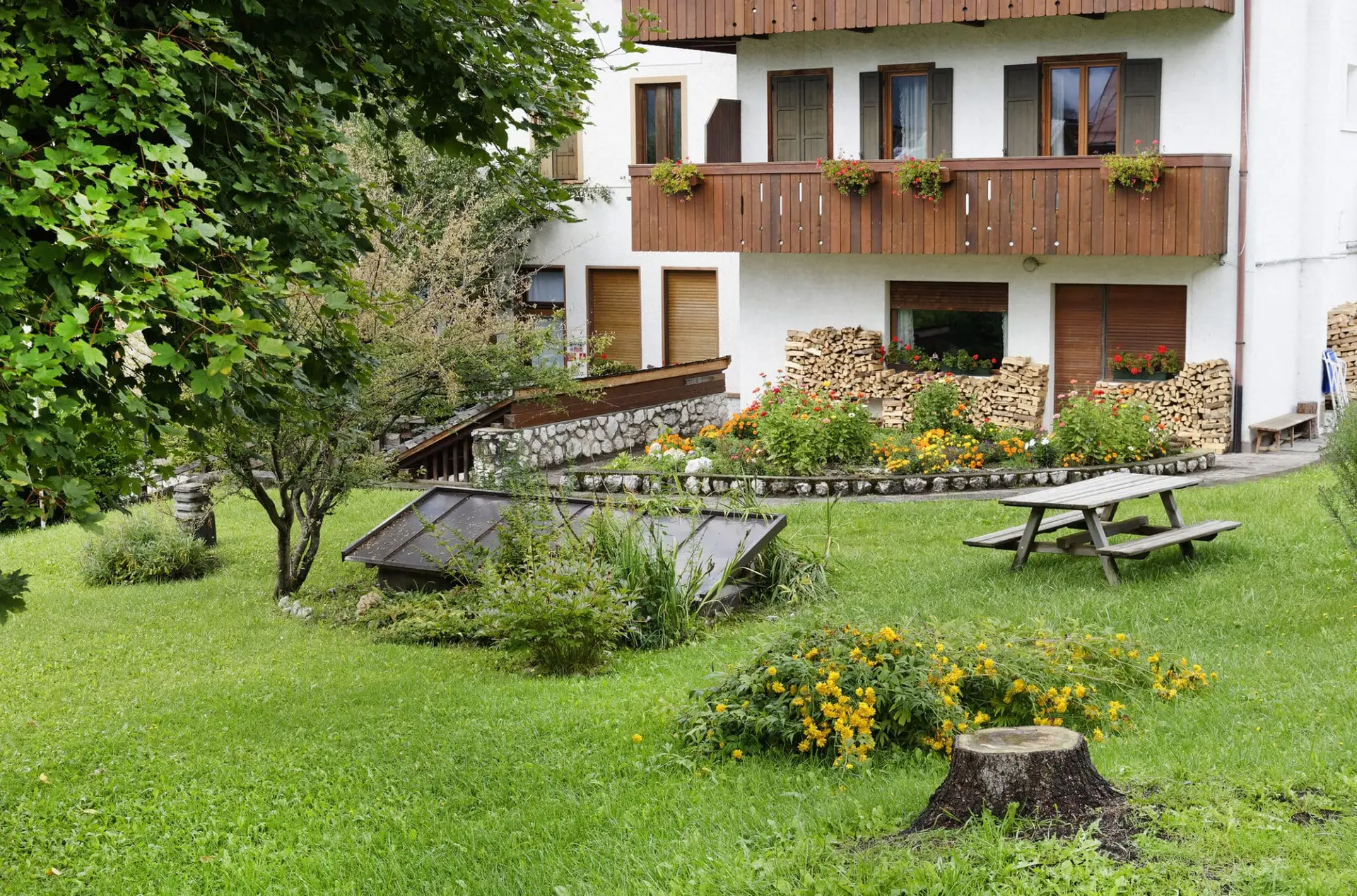 Casa rurale con giardino fiorito e panchina