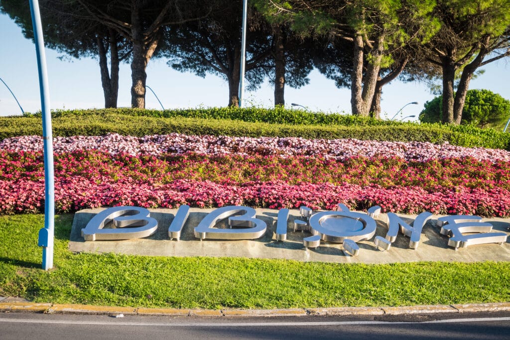 Sculpture "BIBIONE" au milieu de fleurs et d'arbres colorés