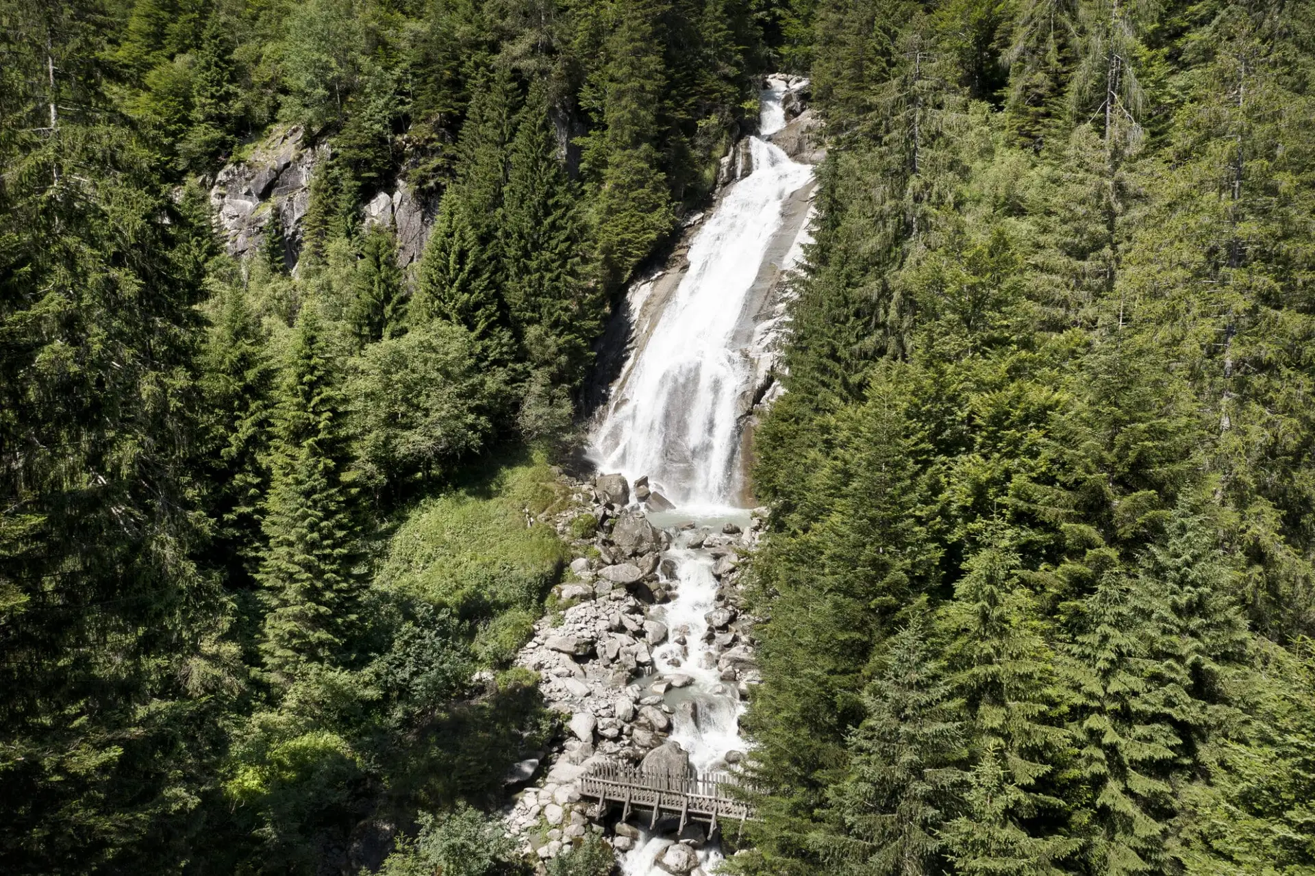 Cascata tra foreste verdi da vista aerea