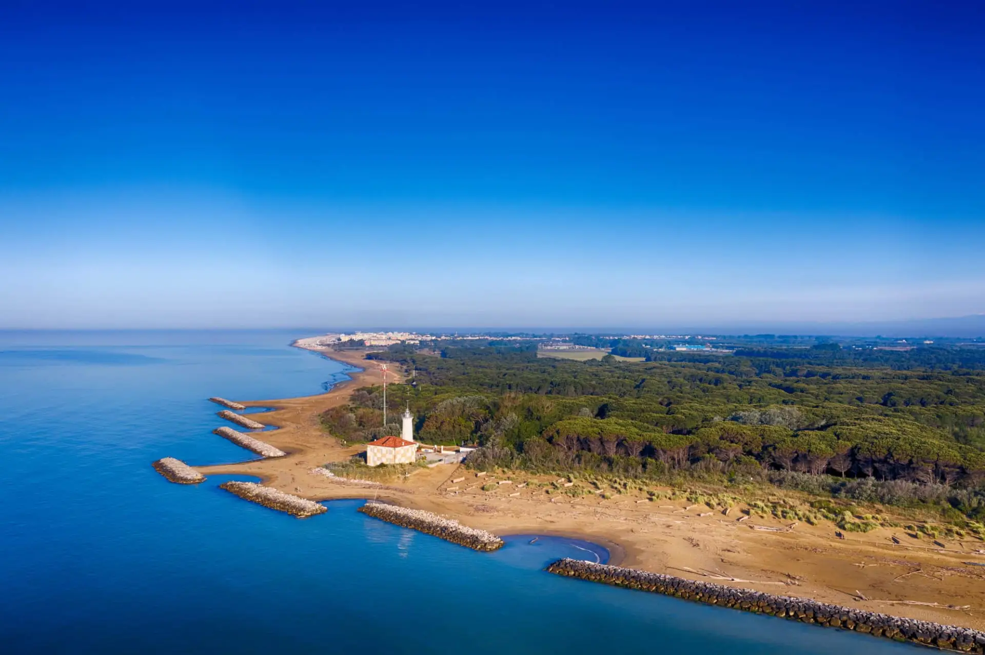 Vista aerea di una costa italiana soleggiata