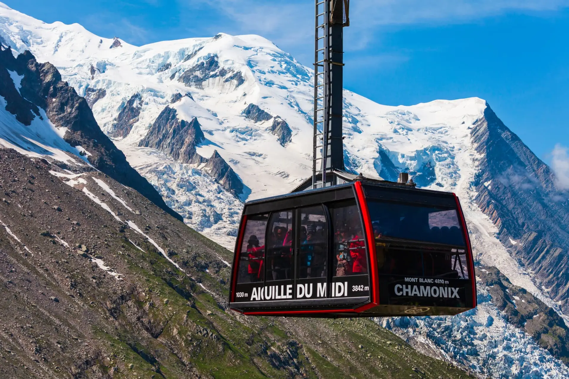 Funivia sopra montagne innevate a Chamonix